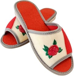 Elegante dame slippers i naturfilt med blomstermønster